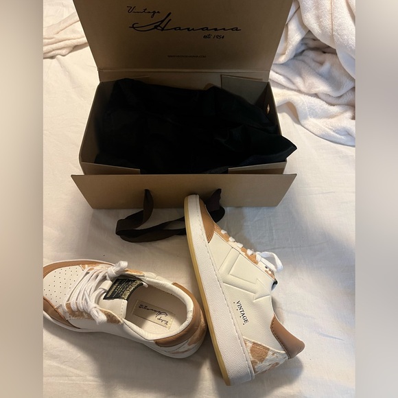 Like new VH shoes - Picture 3 of 7